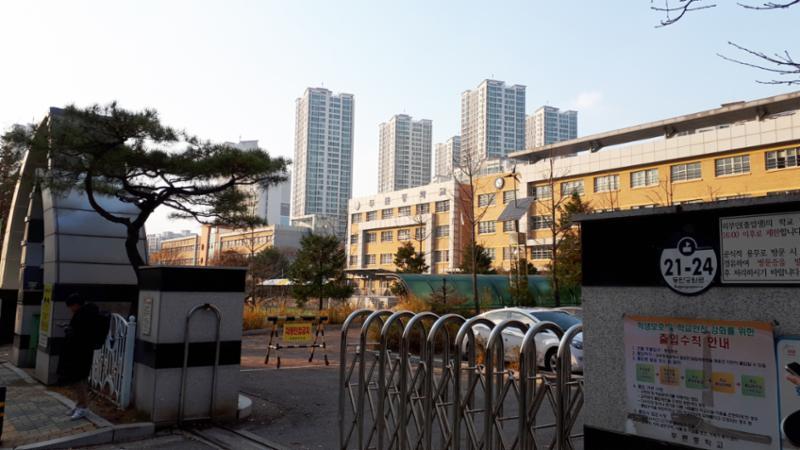 단지 인근에 푸른중학교가 위치하고 있어 학생들이 안전하고 편리하게 등하교를 할수 있습니다