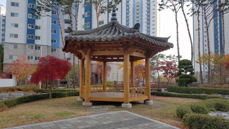 멋스러운 조경시설과 조화롭게 꾸며진 주민쉼터 공간이에요