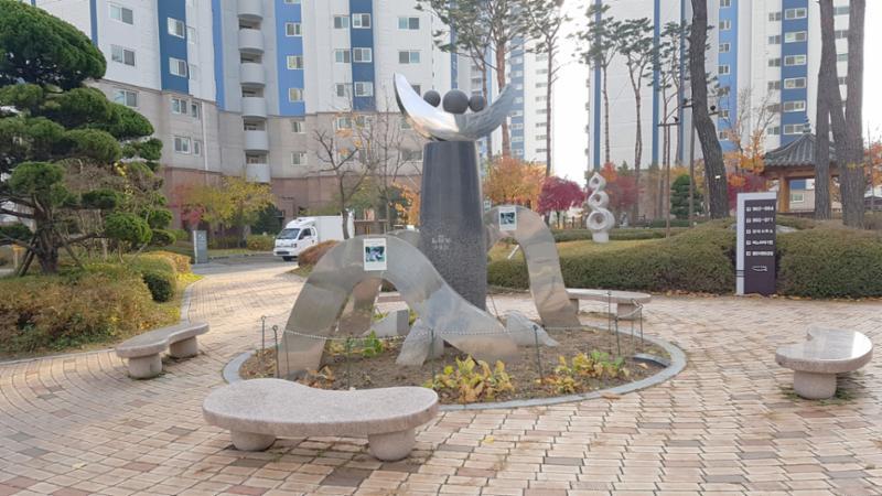 멋스러운 조경시설과 조화롭게 꾸며진 주민쉼터 공간이에요