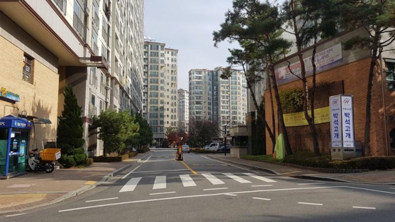 외부 차량 출입 차단기가 설치된 단지 정문이에요