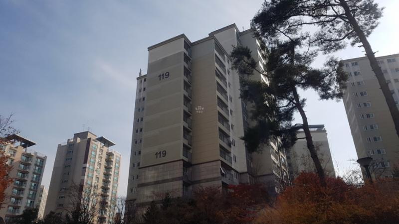 판상형 구조와 타워형 구조가 섞여 있는 단지로, 동 간 간격이 넉넉하여 채광 및 환기가 우수해요