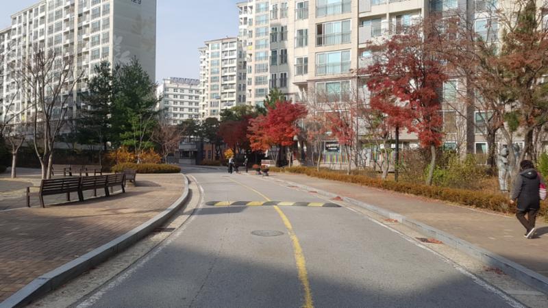 단지를 관통하여 이어져 있는 단지 내 도로예요