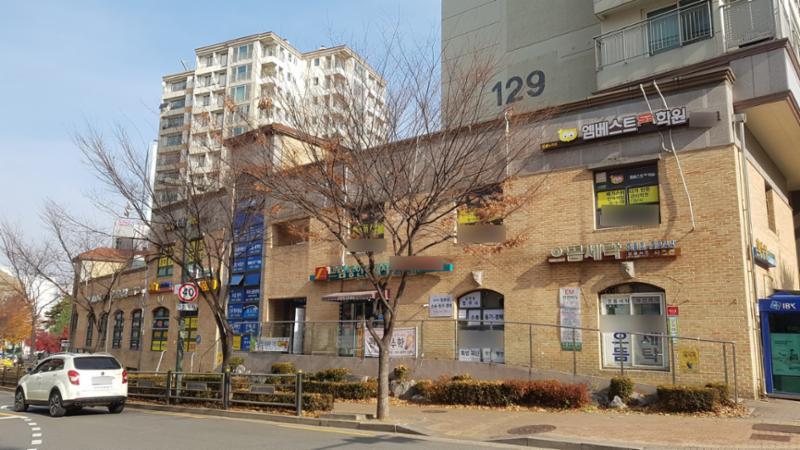 단지 정문 쪽에 단지 내 상가가 배치되어 있고 다양한 업종의 상가들이 입점해 입주민들이 멀리 가지 않아도 편리하게 이용할 수 있도록 신경 쓴 모습이에요