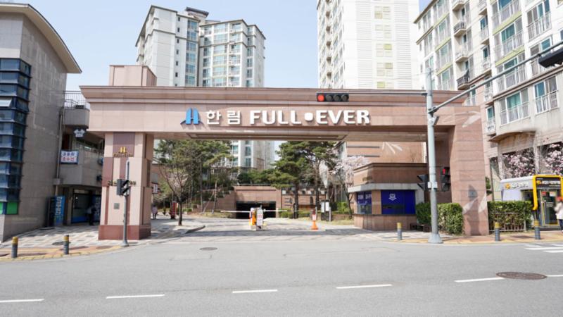 판교원9단지한림풀에버 멋스러운 문주가 돋보이는 단지 정문이에요