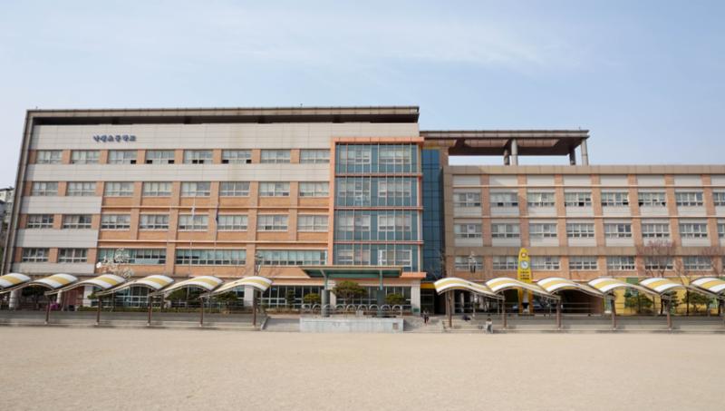 단지와 인접해 있는 낙생초등학교가 있습니다