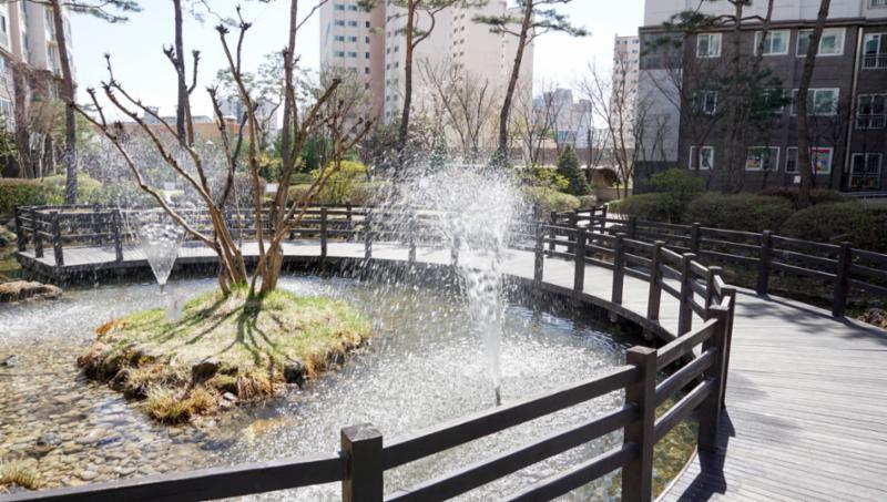 산운5단지필하우스 단지 내에는 연못 및 분수 그리고 나무가 어우러져 있으며 조경이 아름답고 주민들이 편안하게 감상할 수  있는 공간을 제공하고 있어요
