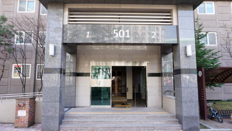 산운5단지필하우스단지의 고급스러운 디자인의 공용현관 입구이에요