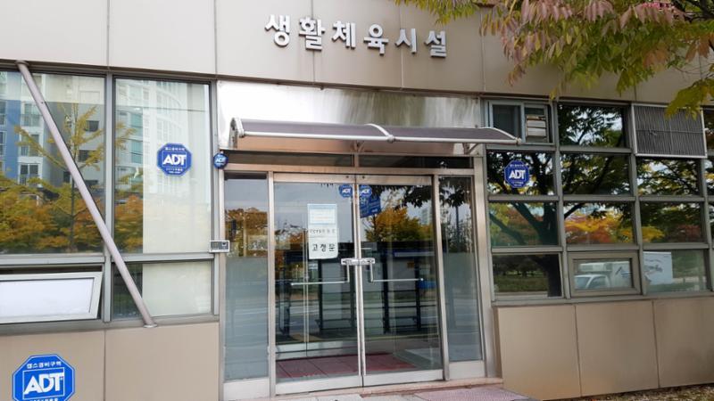 체력 단련이 가능한 다양한 운동기구가 설치된 단지 내 체육시설이에요