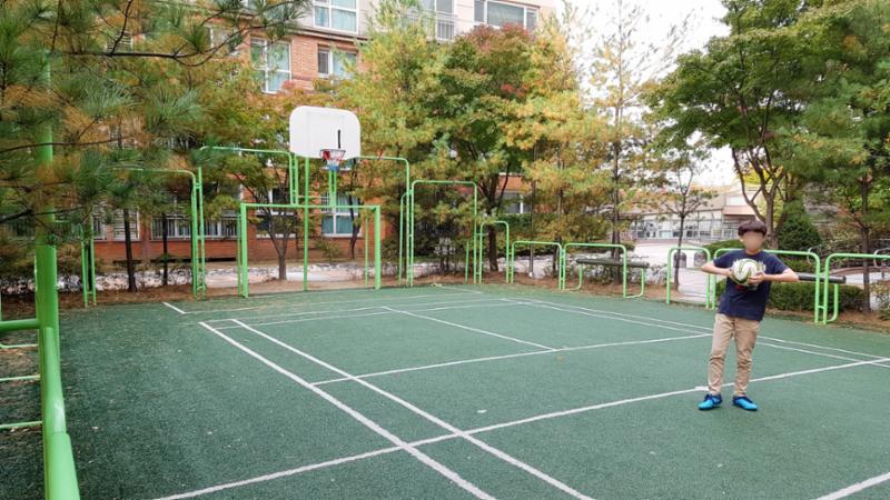 인조잔디가 깔려 있는 주민체육시설이에요