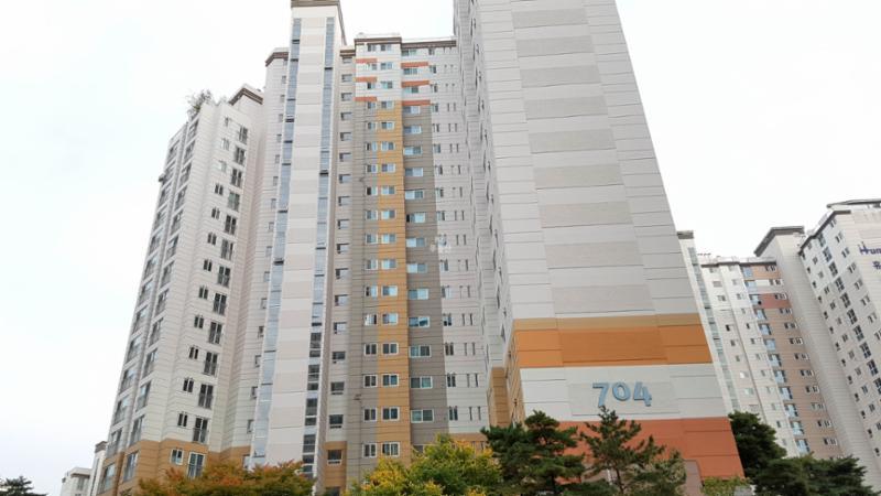 단지 주변으로 탄천이 흐르고 있어 쾌적한 자연환경을 누릴 수 있어요