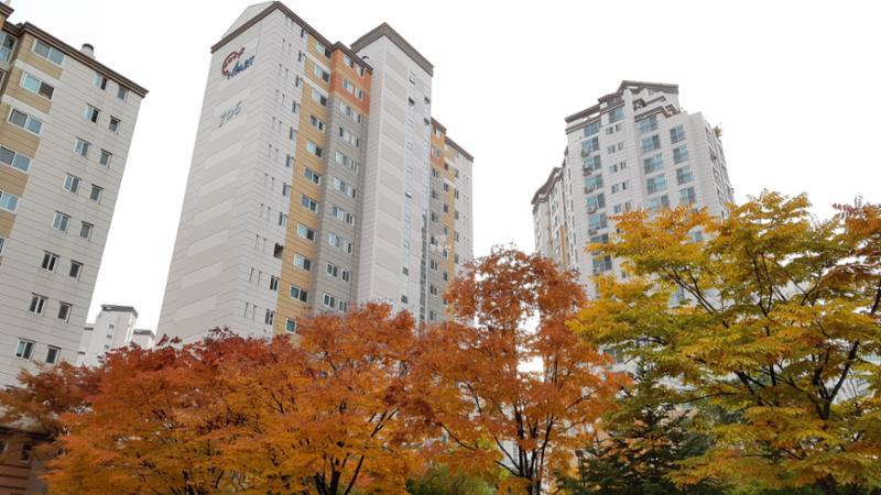 화사한 오렌지색감이 포인트가 되는 단지외관이에요