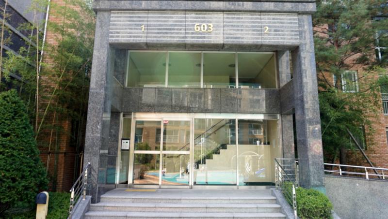 고급스러운 디자인의 산운6단지휴먼시아 단지 공용현관 입구이에요