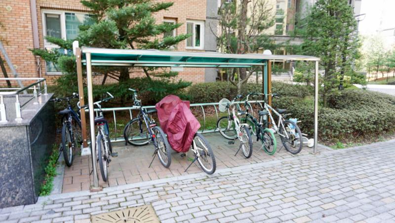 눈이나 비를 맞지 않도록 보관할 수 있는 자전거 보관소가 마련되어 있어 자전거를 질서있게 보관할 수 있어요