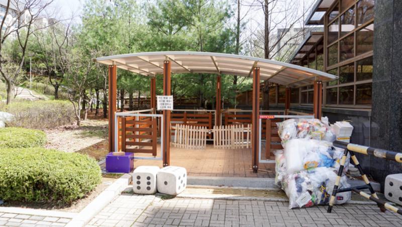 단지 한쪽에 마련된 분리수거장이에요