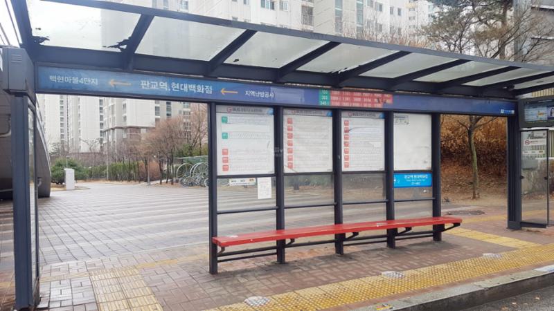 단지 바로 앞에 있는 버스정류장입니다