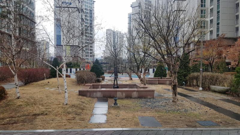 단지 내에 다양한 종류의 나무들이 조성된 공원이 있어요
