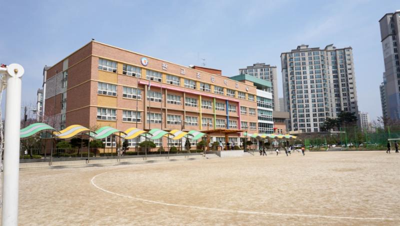 단지와 인접해 있는 판교초등학교입니다