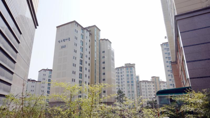 단지 내 110동 주변 전경이에요