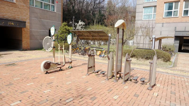 단지 내 간편한 운동을 할 수 있는 체육시설이 설치되어 있어요