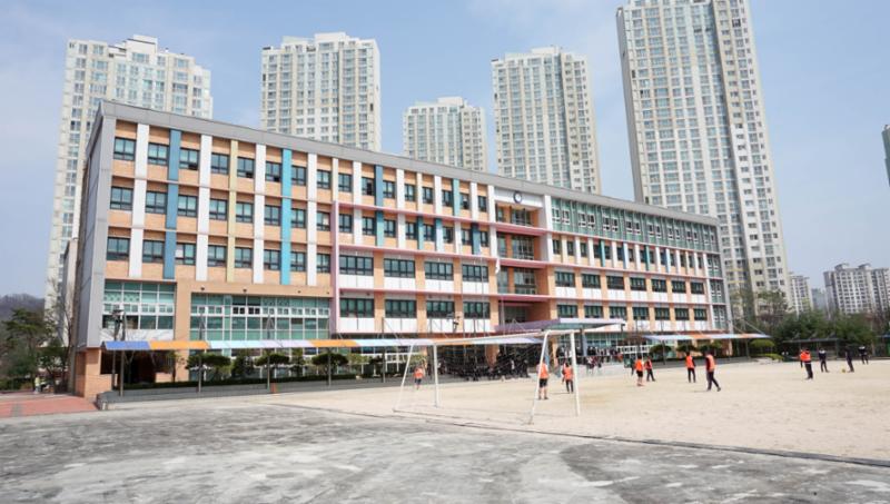 단지 주변에 판교중학교가 위치하여 있습니다