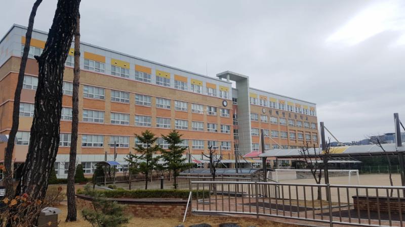단지 주변으로 배정학교인 신백현초등학교가 있습니다