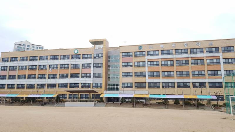 단지 주변에 학교가 위치하여 있습니다