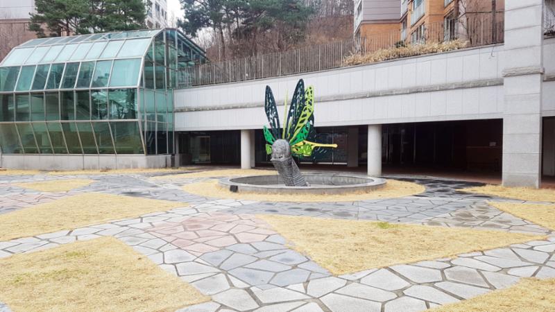 단지 곳곳에 잘 관리된 화단과 다양한 조형물이 갖춰져 있어 보는 재미가 있는 단지 전경이에요