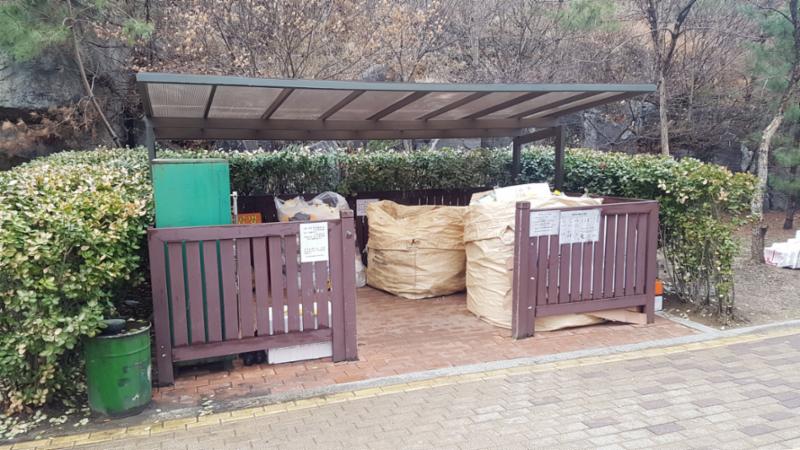 주민들의 이동 경로를 배려해 주차장 외진곳에 마련된 분리수거장이에요