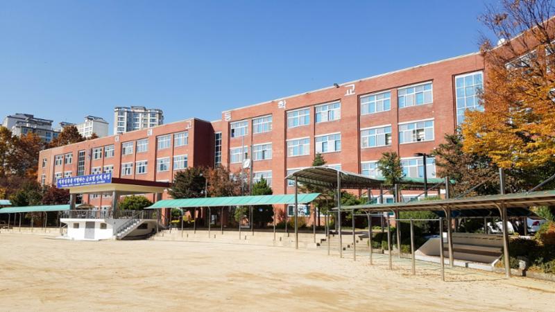단지에 인접해 있는 이매고등학교입니다