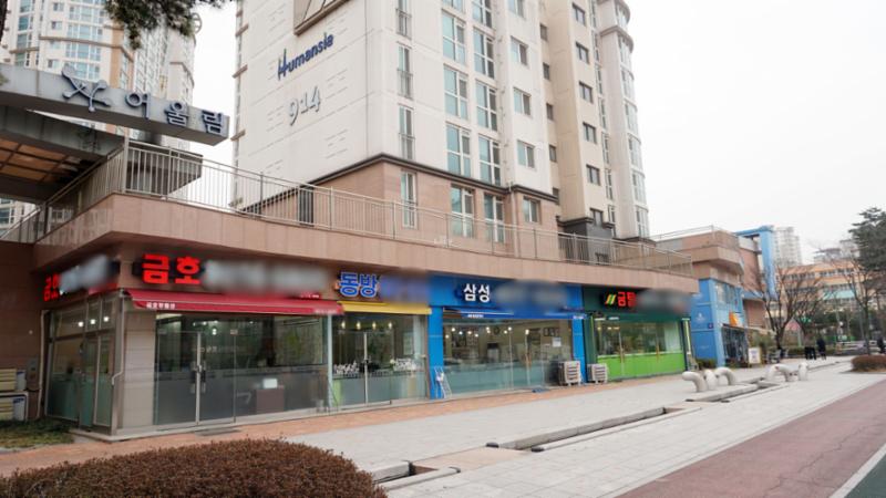 단지 내 상가가 배치되어 있고 다양한 업종의 상가들이 입점해  입주민들이 멀리 가지 않아도 편리하게 이용할 수 있도록 신경 쓴 모습 이에요