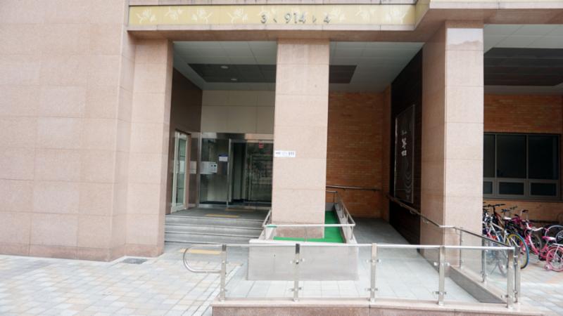 고급스러운 디자인의 공용현관 입구이에요