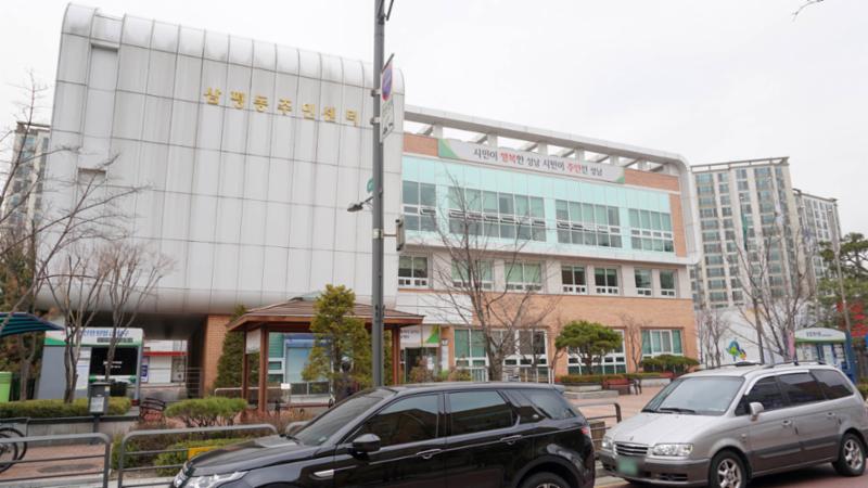 단지 주변에 위치한 주민센터로 편리하게 이용 가능하며 인근에 우체국, 파출소 등등 다양한 공공시설이 존재해 이용하기 매우 편리합니다