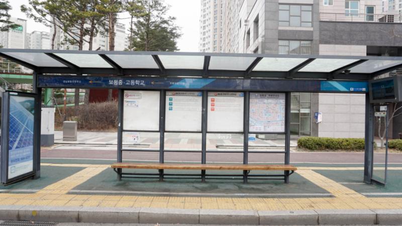 단지 앞에 버스정류장이 위치하고 있어, 이용이 편리하고 다수의 노선 존재해 출퇴근시 이용이 매우 용이합니다