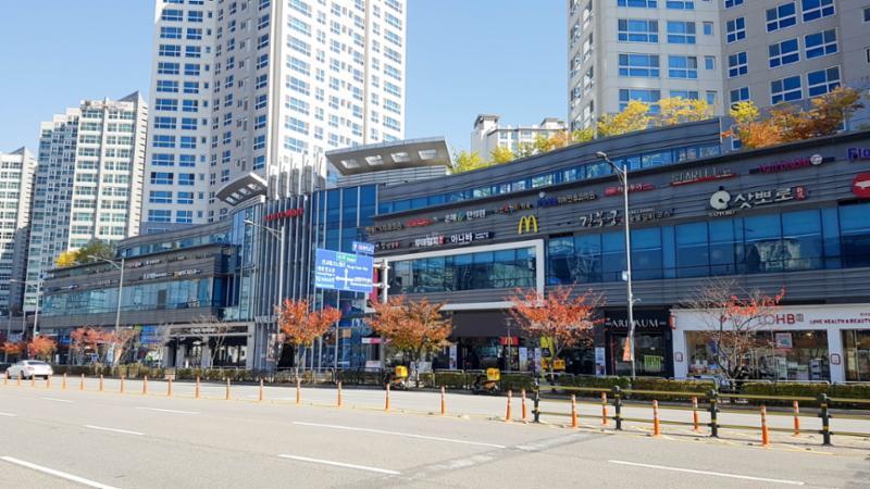 단지 주변에 위치한 롯데마트(판교점)으로 이용이 편리하고 대형주차장이 함께 설치되어 있어 주말에도 주차 걱정없이 편리하게 이용할 수 있습니다