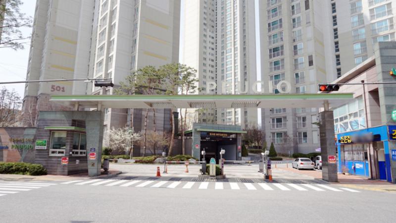 판교원5단지휴먼시아푸르지오 단지는 멋스러운 문주가 돋보이는 단지 정문이에요