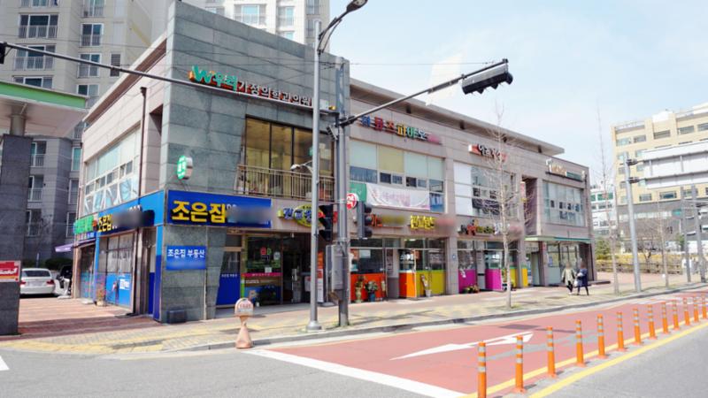 다양한 점포가 입점해 있는 판교원5단지휴먼시아푸르지오단지 내 상가 이에요