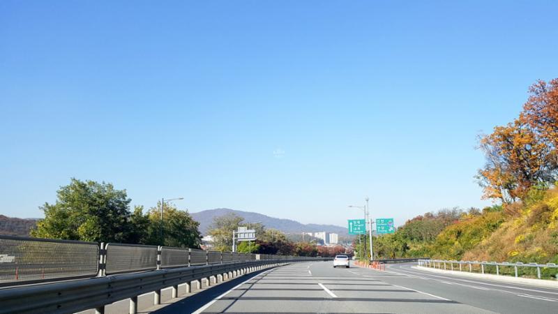 단지와 인접해 있는 분당내곡간도시고속화도로 입니다