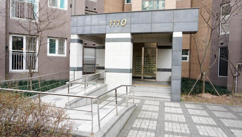 판교원11단지휴먼시아힐스테이트 고급스러운 디자인의 공용현관 입구이에요