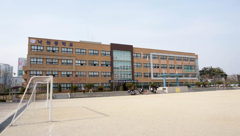 단지와 인접해 있는 낙원중학교 입니다