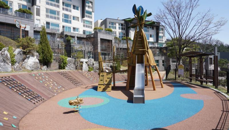 산운7단지휴먼시아 단지 내 놀이터이에요