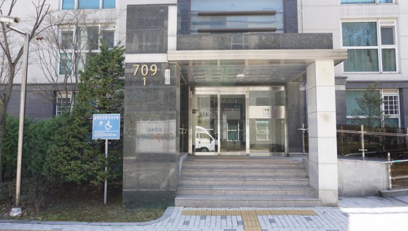 고급스러운 디자인의 산운7단지휴먼시아 공용현관 입구이에요