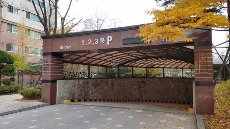 멋스러운 석조물로 꾸며진 지하 주차장 출입구에요