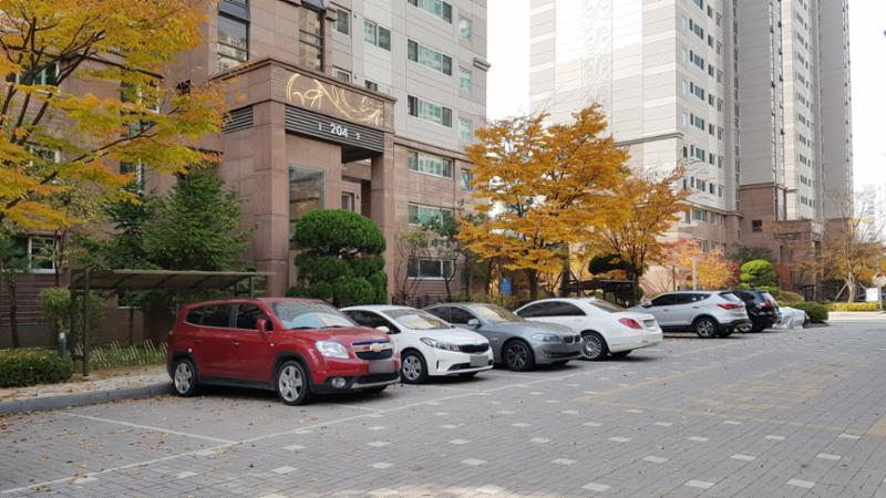 204동 앞에 위치한 지상 주차공간이에요