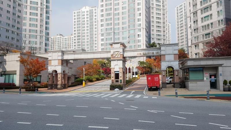경비초소와 차량 출입 차단기가 있어 외부 차량의 출입을 통제해 입주민들의 안전과 보안에 신경을 쓴 단지 정문 입구에요