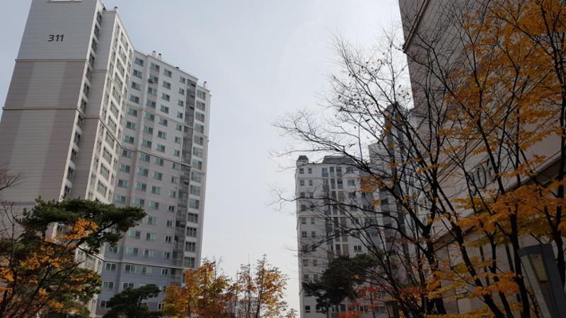 멋스러운 외관과 고급스러운 색감이 돋보이는 단지 전경이에요