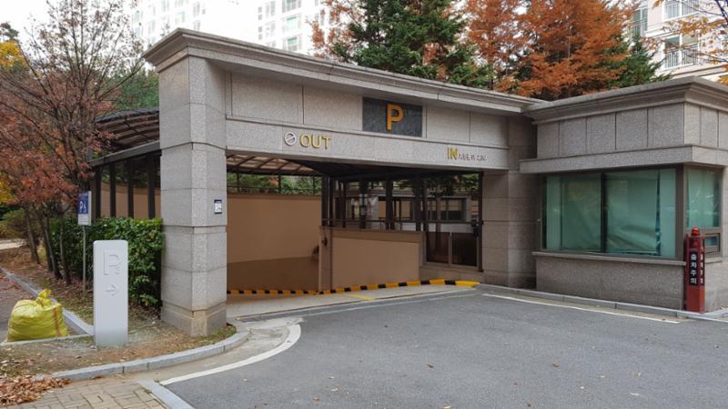 단지 내 지하 주차장 출입구에요