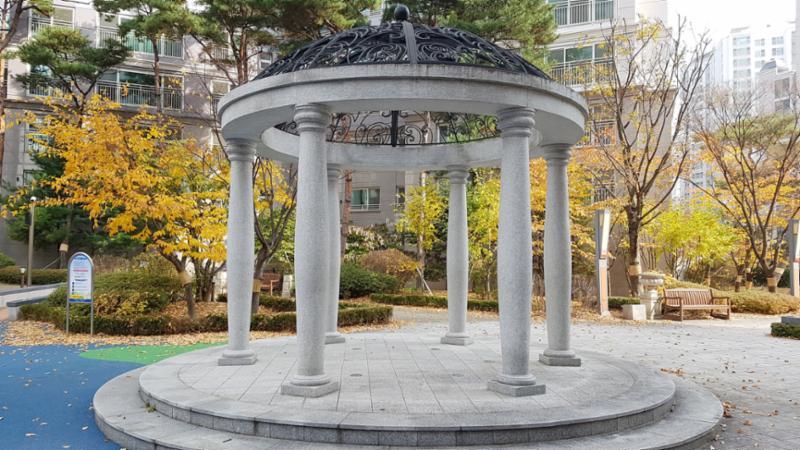 고급스러운 단지 내 조경시설물이에요