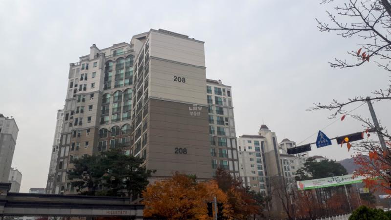 2009년에 입주한 단지여서 다소 세월의 흔적은 보이지만 페인트로 재마감해 깔끔한 외관을 자랑해요