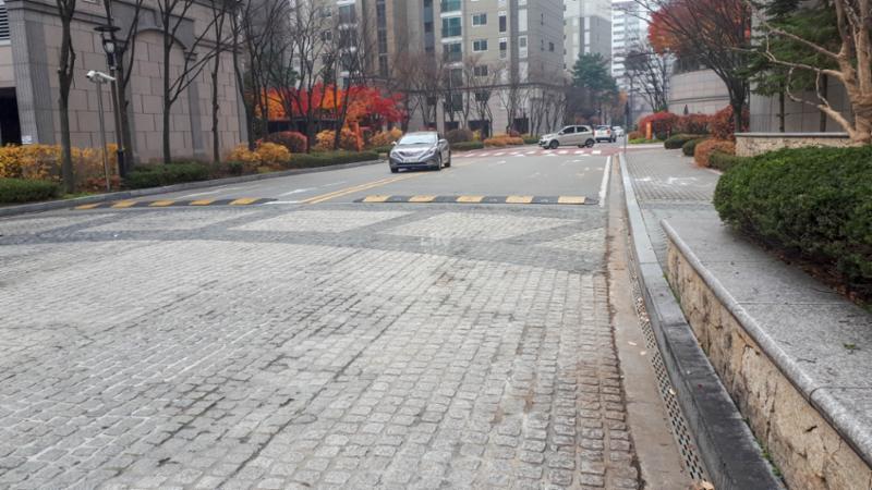 단지 내부를 이어주는 도로에요