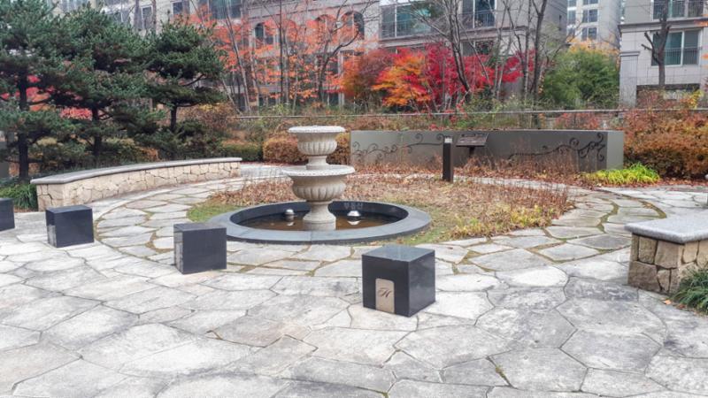 단지 곳곳에 잘 관리된 화단과 다양한 조형물이 갖춰져 있어 보는 재미가 있는 단지 전경이에요